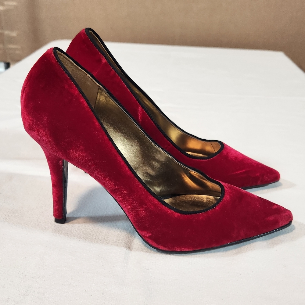 Nine west red velvet pumps size 5